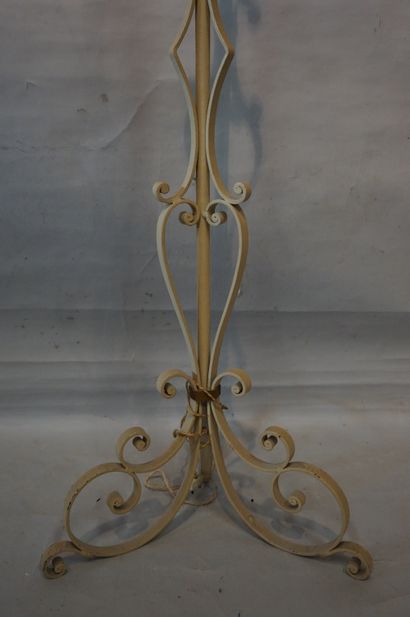 null Lampadaire tripode en fer forgé laqué crème. 176,5 cm