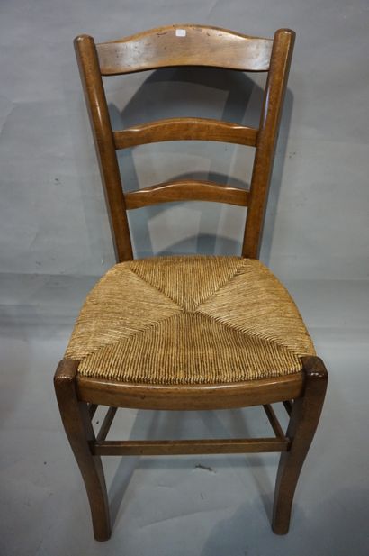 null Suite de quatre chaises en bois naturel paillées.