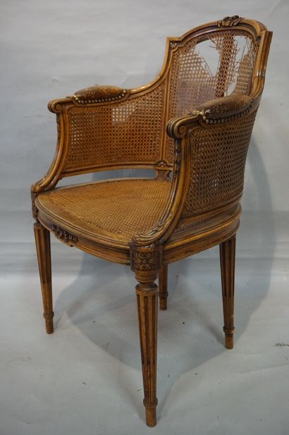 * Fauteuil de bureau canné en bois naturel de style Louis XVI (accidents au cannage)....