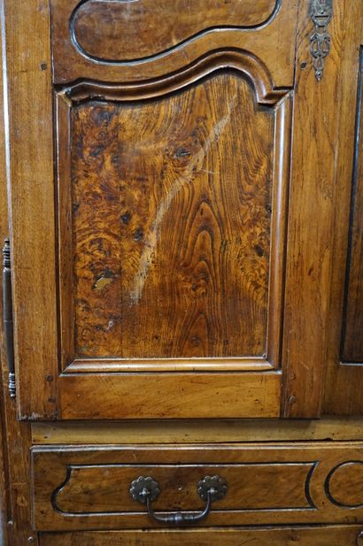 null Armoire XIXe en bois naturel à deux portes et un tiroir. 210x143x54 cm