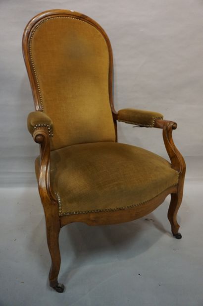 null Fauteuil voltaire garni de velours jaune. 120x65x75 cm