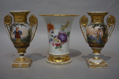 null Paire de petits vases en porcelaine Vieux Paris (15 cm - accidents) et vase...