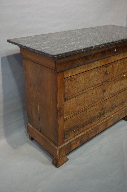 null Commode à quatre tiroirs en bois de placage, dessus de marbre gris. Epoque Louis-Philippe...