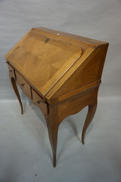 null Bureau dos d'âne en bois de placage de style Louis XV. 97x81x41 cm