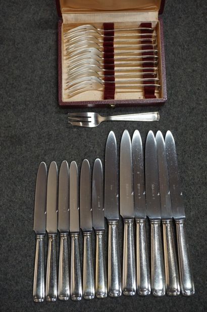 SAINT MEDARD 
Partie de ménagère en métal argenté de Saint Médard : six grands couteaux,...