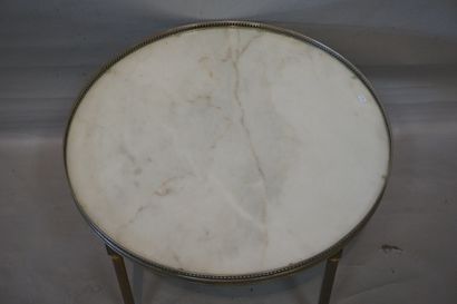 null Table basse ronde en métal et dessus de marbre blanc. 47x65,5 cm