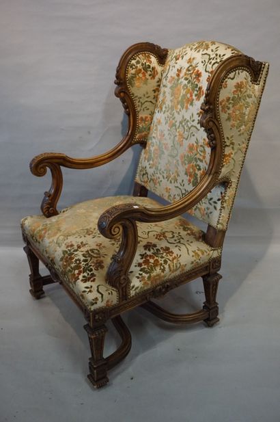 * Paire de larges fauteuils à oreilles en bois mouluré de style Louis XIV. 118x72x80...