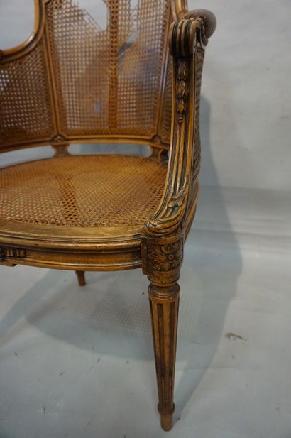 * Fauteuil de bureau canné en bois naturel de style Louis XVI (accidents au cannage)....