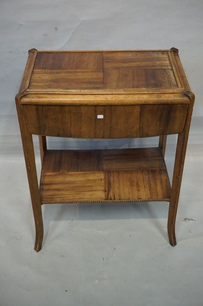 * Petite table en bois de placage à deux plateaux, deux tiroirs et deux tirettes....