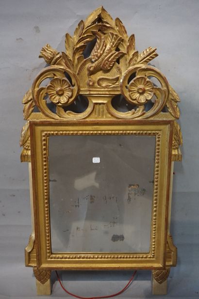 null Glace à fronton à cadre en bois sculpté et doré, de style Louis XVI. 76,5x42...