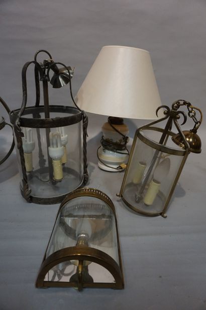 null Deux manettes de deux lanternes, suspension en opaline, applique, lampe en faïence...