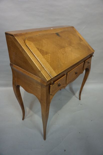 null Bureau dos d'âne en bois de placage de style Louis XV. 97x81x41 cm