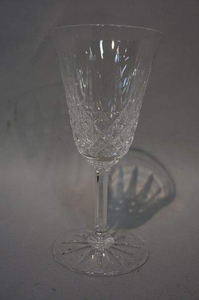 null Cinq verres en cristal taillé de Saint Louis.