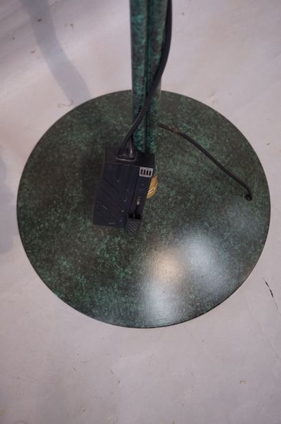 null Lampadaire vasque en métal laqué vert. 183 cm