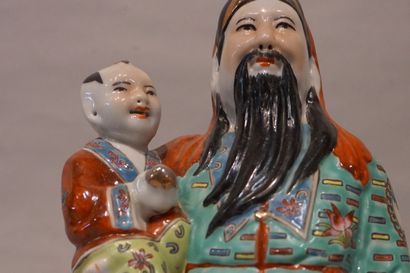 null "Homme barbu à l'enfant" en porcelaine chinoise polychrome. 34 cm