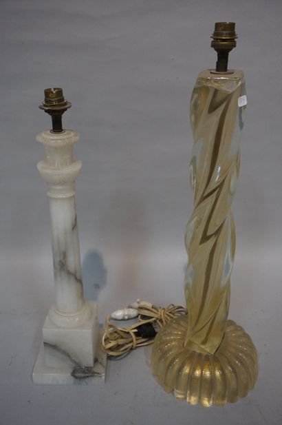 null Deux pieds de lampe en albâtre (46 cm) et en verre jaune de Véronése (fèle,...