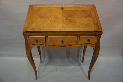 null Bureau dos d'âne en bois de placage de style Louis XV. 97x81x41 cm