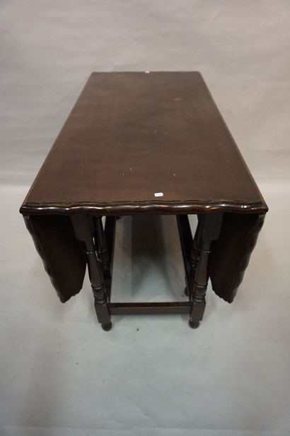 null Table gateleg en acajou. 72x148x104 cm (ouverte), 72x55x104 cm (fermée)
