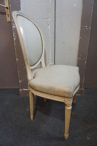 null Paire de chaises en bois laqué blanc de style Louis XVI.