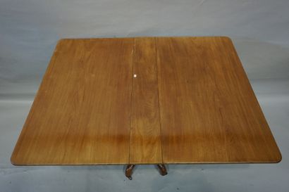 null Table gateleg en acajou. 71x114x89 cm (ouverte), 71x17x89 cm (fermée)