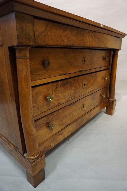 null Commode début XIXe en bois de placage à quatre tiroirs et colonnes détachées,...