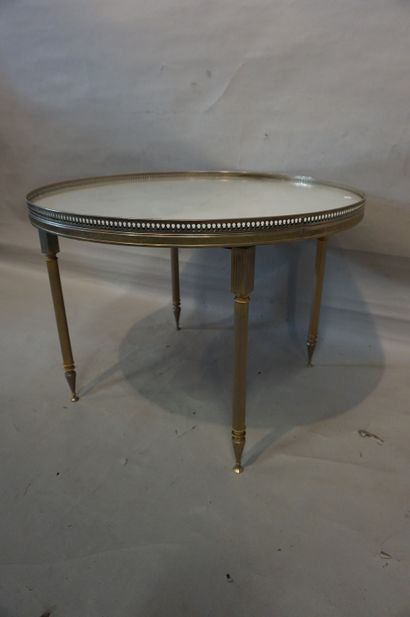 null Table basse ronde en métal et dessus de marbre blanc. 47x65,5 cm