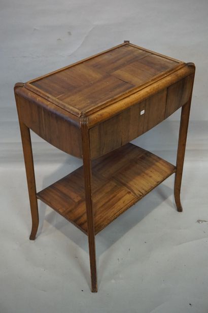 * Petite table en bois de placage à deux plateaux, deux tiroirs et deux tirettes....
