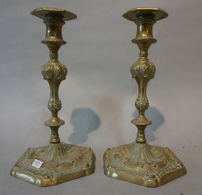 null Pair of bronze candlesticks. 25 cm