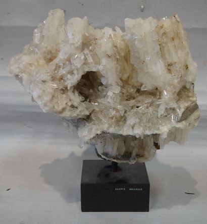 null White quartz. 40x38x28 cm