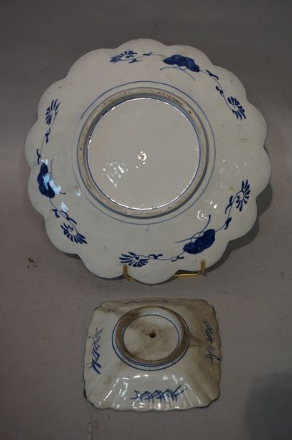 null 
Dish (30 cm) and cup in imari porcelain.

