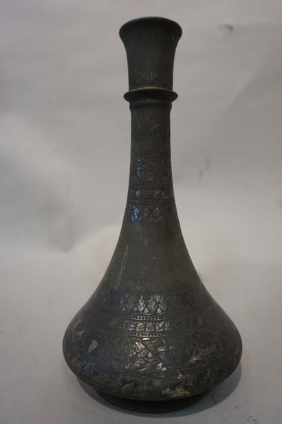 null Manette de six vases en dinanderie orientale. 8,5 cm à 46 cm