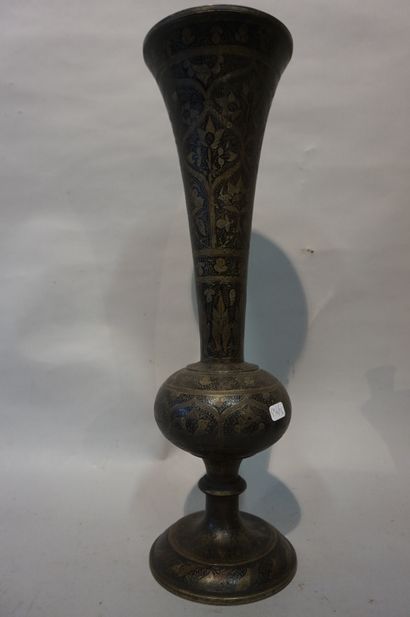 null Handle of six vases in oriental brassware. 8,5 cm to 46 cm