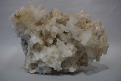 null White quartz. 40x38x28 cm