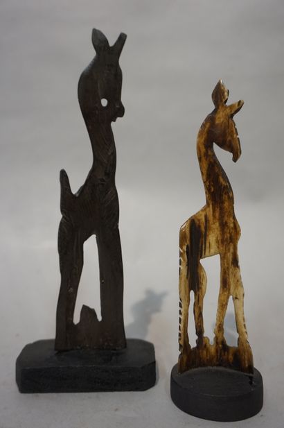 null Two giraffes in bone and wood. 16,5x19,5 cm