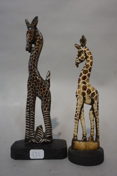 null Two giraffes in bone and wood. 16,5x19,5 cm
