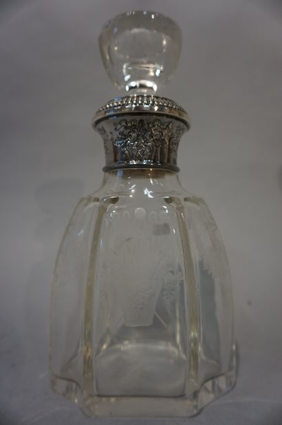 null Engraved crystal decanter, silver frame (19.5 cm, chips) and oil and vinegar...