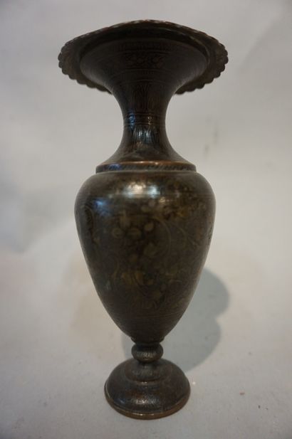 null Manette de six vases en dinanderie orientale. 12 cm à 21 cm