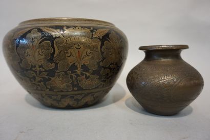 null Manette de six vases en dinanderie orientale. 8,5 cm à 46 cm