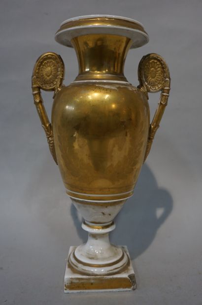 null Old Paris porcelain vase (chips). 30,5 cm