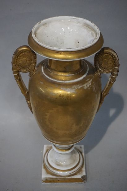 null Old Paris porcelain vase (chips). 30,5 cm