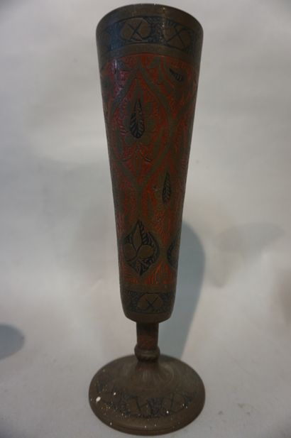 null Manette de six vases en dinanderie orientale. 12 cm à 21 cm