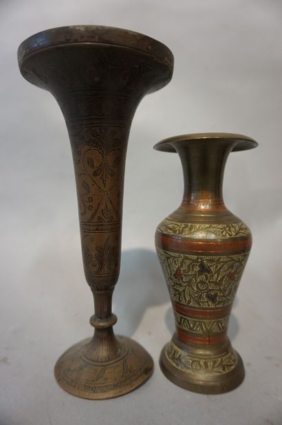 null Set of six vases in oriental brassware. 12 cm to 21 cm