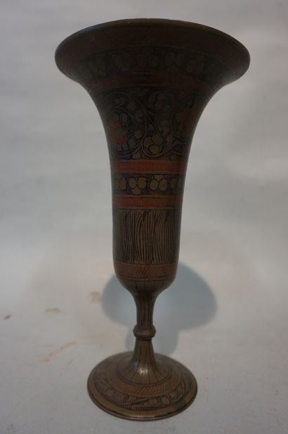 null Manette de six vases en dinanderie orientale. 8,5 cm à 46 cm