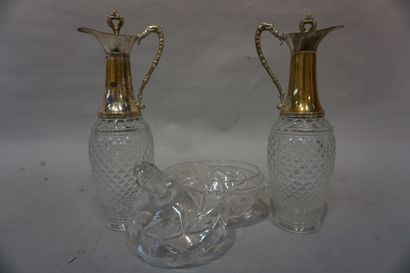 null Pair of crystal decanters (32,5 cm) and drageur.