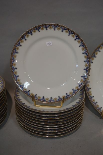 null Service en porcelaine de Limoges blanche à liseré bleu et doré. 57 pièces.