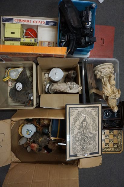 null Six handles of earthenware, toys, plaster statues (acc.), cameras, clocks in...