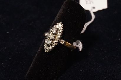 Bague 
Bague navette en or et platine sertie de sept petits diamants (manques) (3,7grs)...