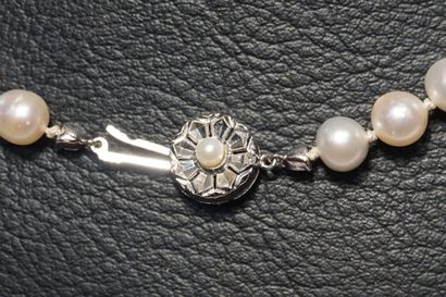 COLLIER Collier de perles à fermoir en or gris 585 millièmes serti d'une perle (...
