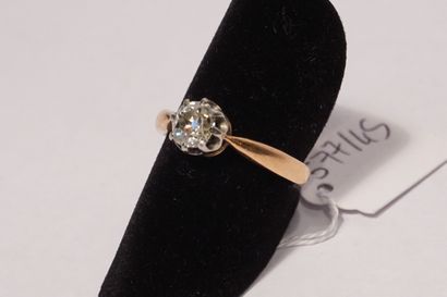 Bague 
Bague en or et platine sertie d'un diamant de taille ancienne (0,40 carats)...