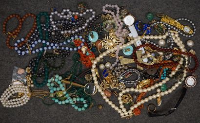 null Lot de bijoux de fantaisie: montres, colliers, bracelets, boucles d'oreilles,...